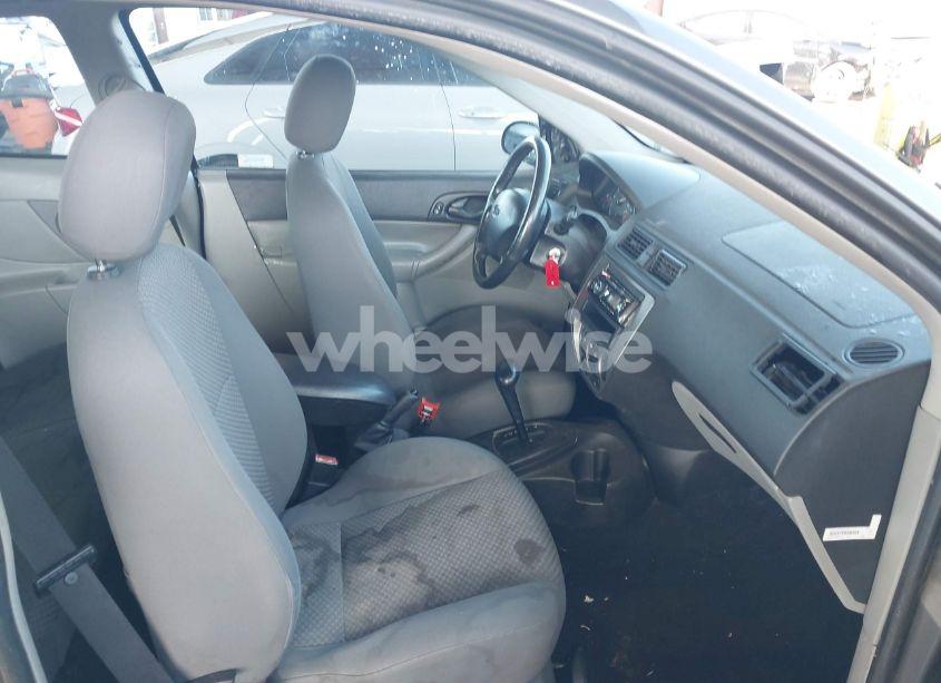 Photo 5 of 2005 Ford Focus ZX3 (VIN 3FAFP31N15R140900)