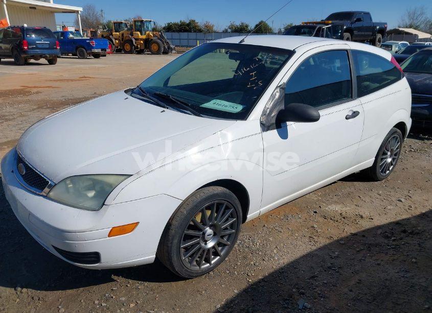 Photo 6 of 2005 Ford Focus ZX3 (VIN 3FAFP31N15R159897)
