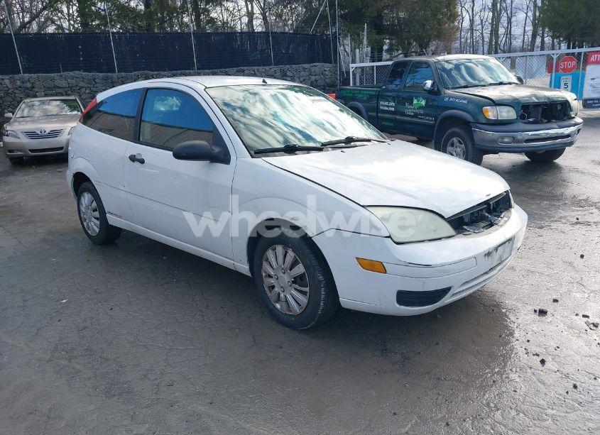 2005 Ford Focus ZX3 (VIN 3FAFP31N35R120342) main photo