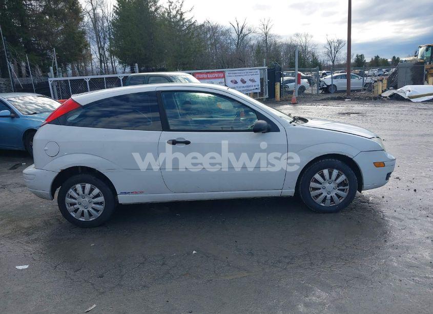 Photo 13 of 2005 Ford Focus ZX3 (VIN 3FAFP31N35R120342)