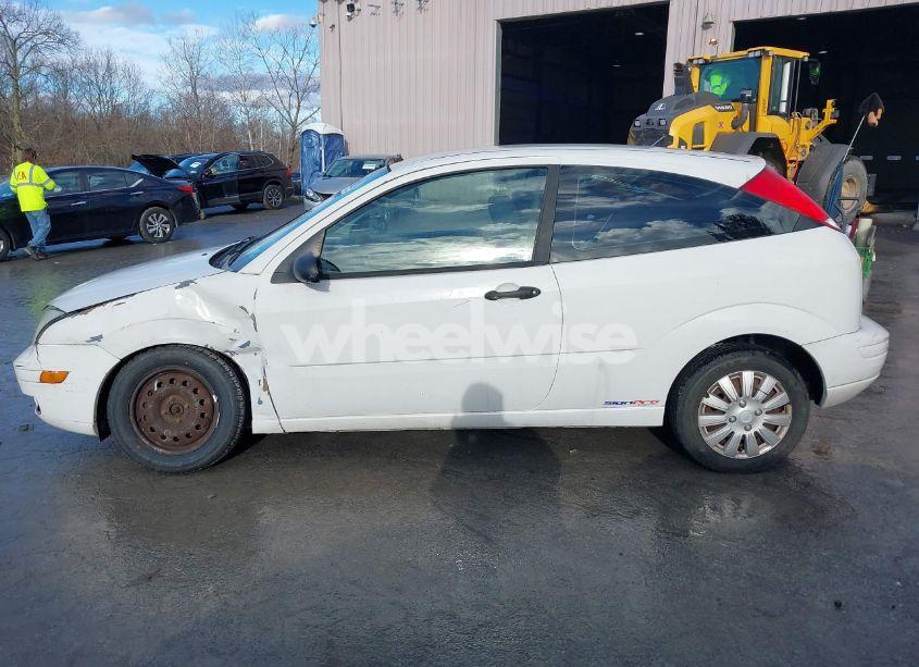 Photo 14 of 2005 Ford Focus ZX3 (VIN 3FAFP31N35R120342)