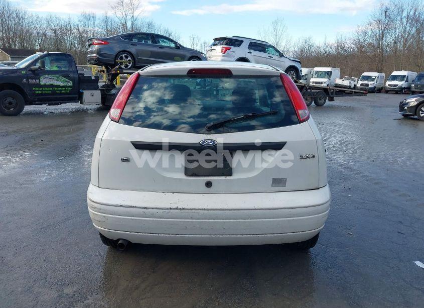 Photo 16 of 2005 Ford Focus ZX3 (VIN 3FAFP31N35R120342)