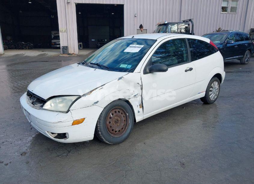 Photo 2 of 2005 Ford Focus ZX3 (VIN 3FAFP31N35R120342)