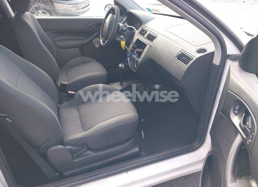 Photo 5 of 2005 Ford Focus ZX3 (VIN 3FAFP31N35R120342)