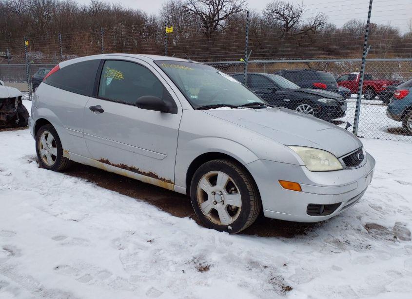2005 Ford Focus ZX3 (VIN 3FAFP31N45R104053) main photo