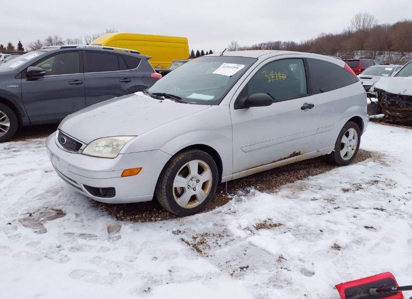 Photo 2 of 2005 Ford Focus ZX3 (VIN 3FAFP31N45R104053)