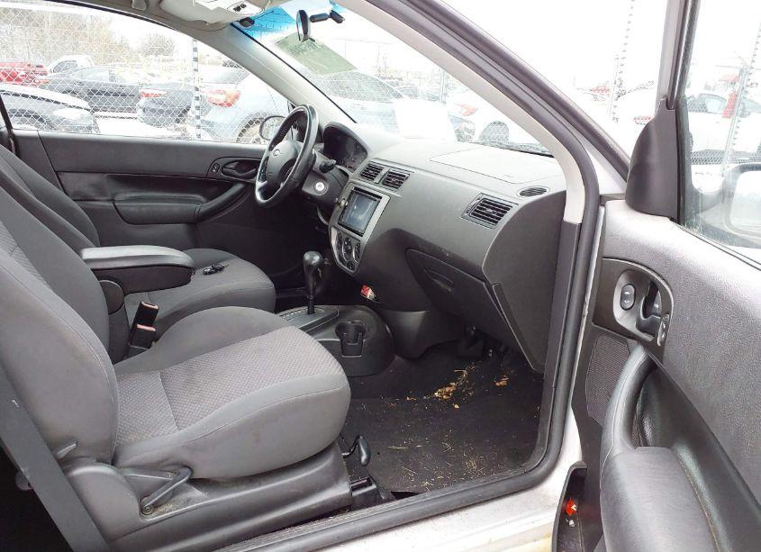 Photo 5 of 2005 Ford Focus ZX3 (VIN 3FAFP31N45R104053)