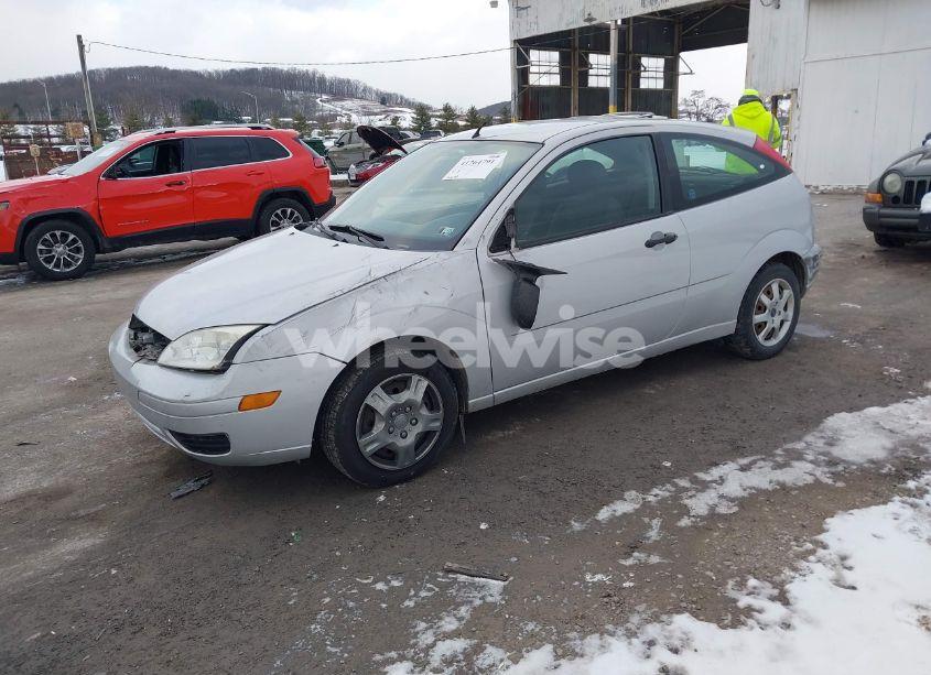 Photo 2 of 2005 Ford Focus ZX3 (VIN 3FAFP31N55R139605)