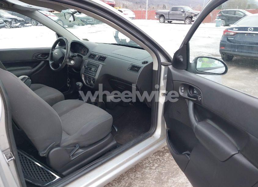 Photo 5 of 2005 Ford Focus ZX3 (VIN 3FAFP31N55R139605)