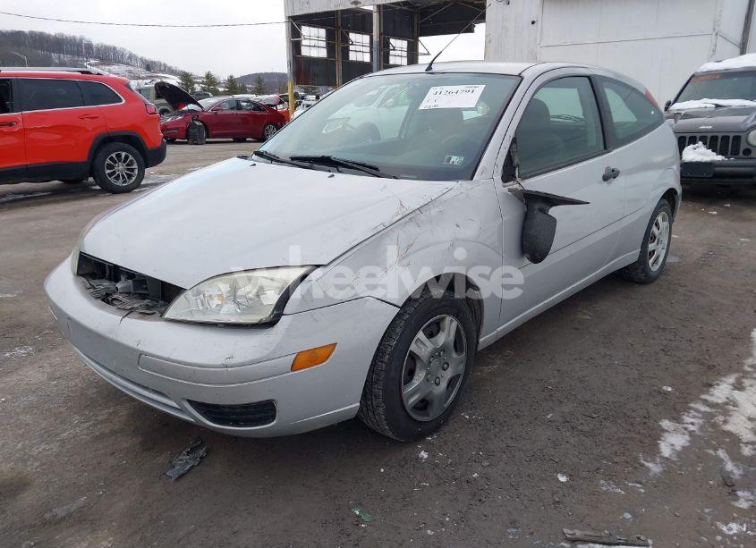 Photo 6 of 2005 Ford Focus ZX3 (VIN 3FAFP31N55R139605)