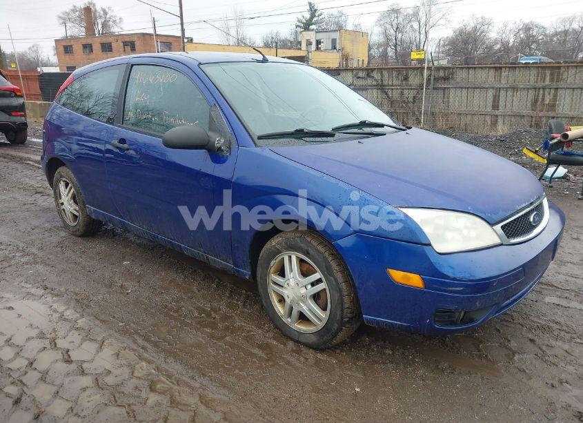 2005 Ford Focus ZX3 (VIN 3FAFP31N75R100627) main photo