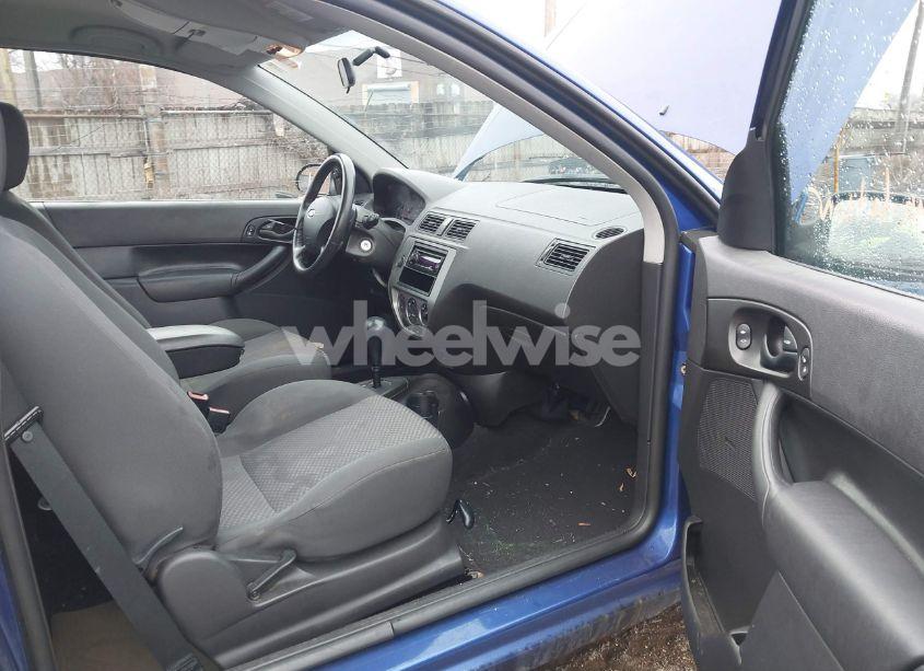 Photo 5 of 2005 Ford Focus ZX3 (VIN 3FAFP31N75R100627)