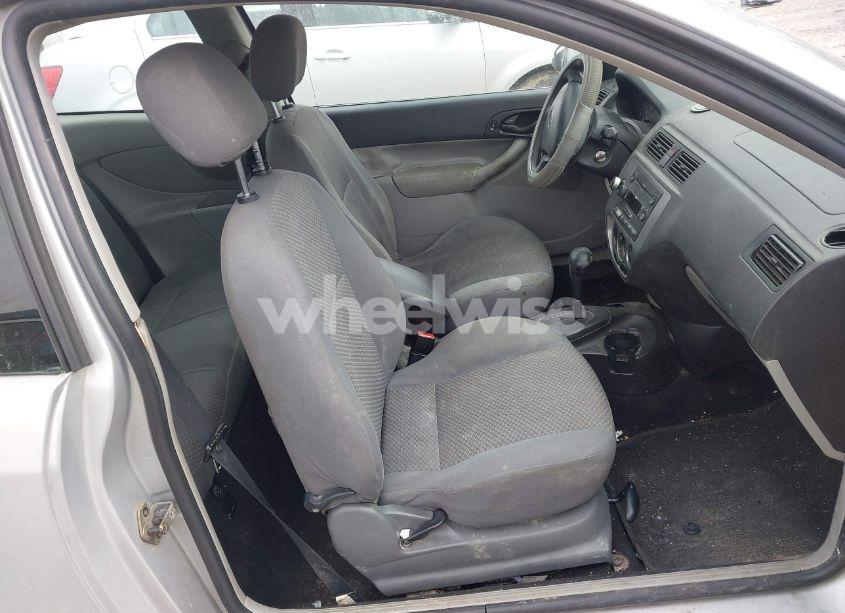 Photo 5 of 2005 Ford Focus ZX3 (VIN 3FAFP31N85R148623)