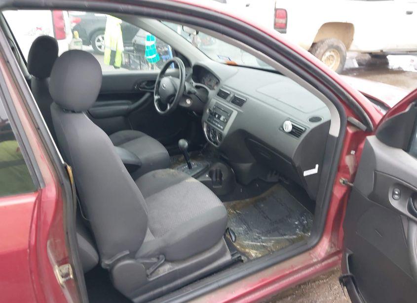 Photo 5 of 2005 Ford Focus ZX3 (VIN 3FAFP31NX5R140894)