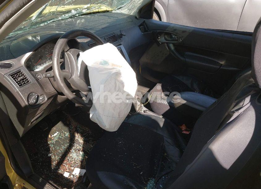 Photo 5 of 2005 Ford Focus ZX3 (VIN 3FAFP31NX5R151930)