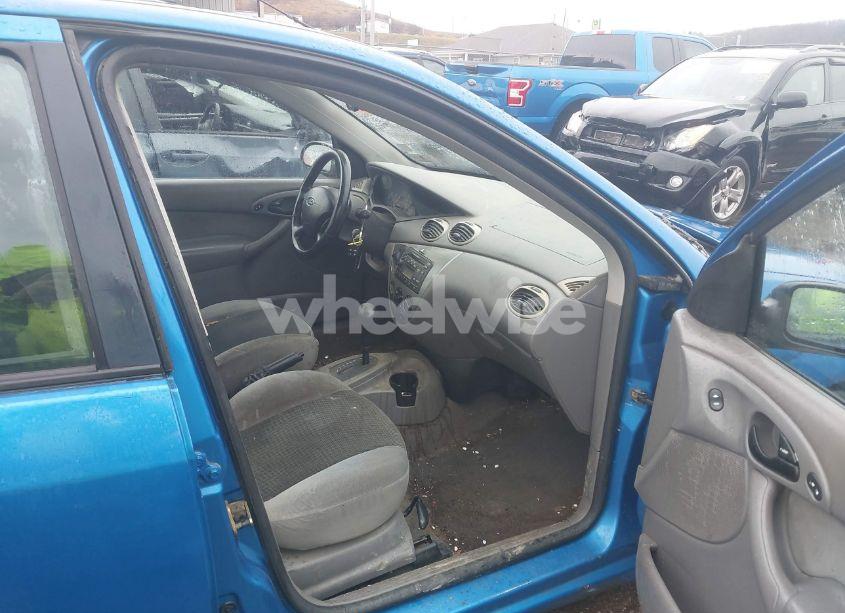 Photo 5 of 2002 Ford Focus ZX5 (VIN 3FAFP37302R232985)