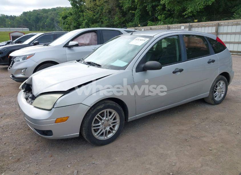 Photo 2 of 2005 Ford Focus ZX5 (VIN 3FAFP37N05R132259)