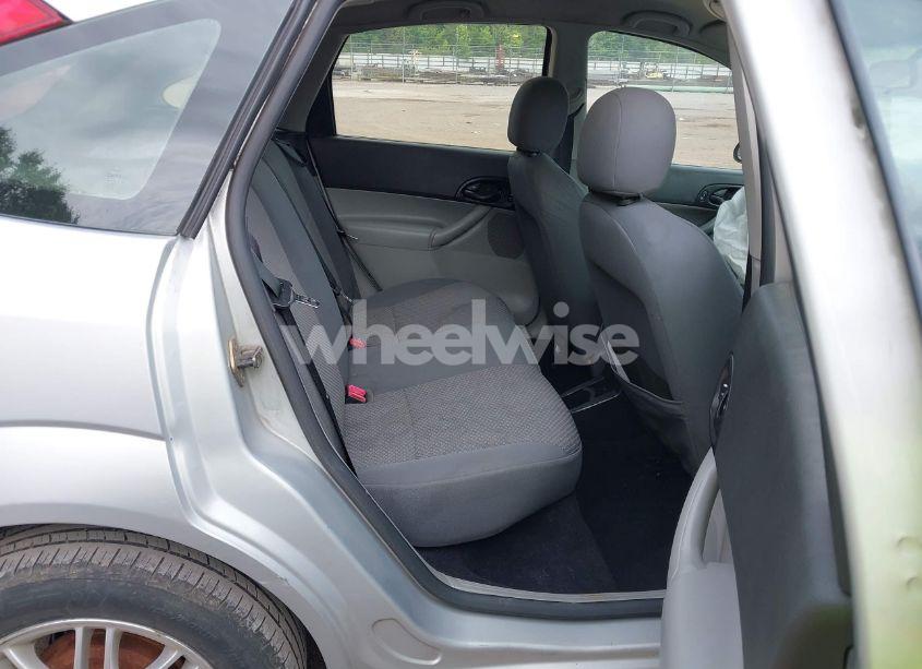 Photo 8 of 2005 Ford Focus ZX5 (VIN 3FAFP37N05R132259)