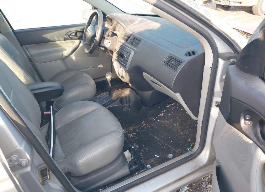 Photo 5 of 2005 Ford Focus ZX5 (VIN 3FAFP37N25R113258)