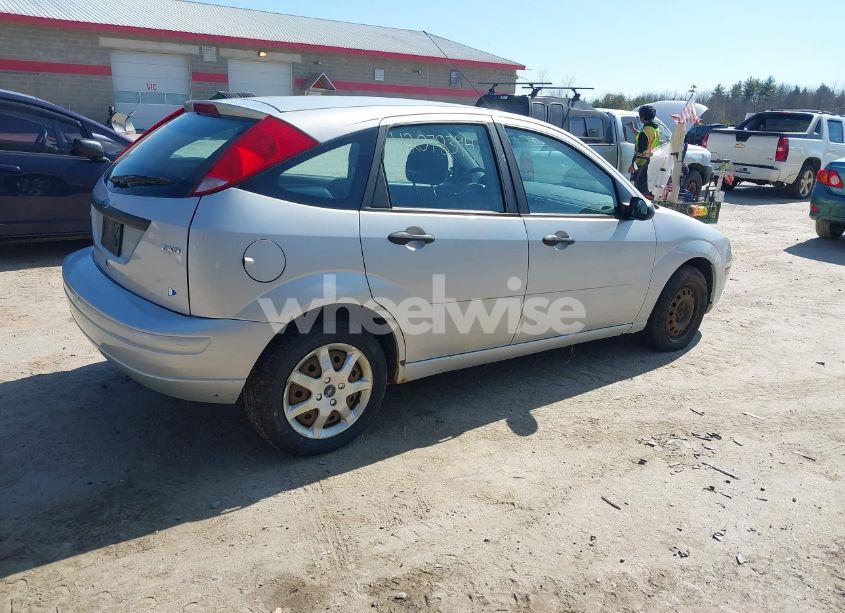 Photo 4 of 2005 Ford Focus ZX5 (VIN 3FAFP37N25R117732)