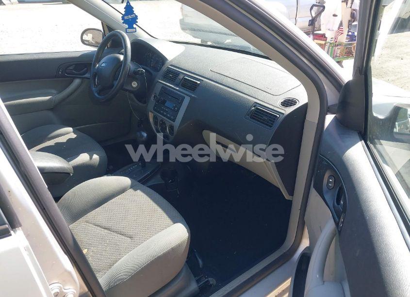 Photo 5 of 2005 Ford Focus ZX5 (VIN 3FAFP37N25R117732)