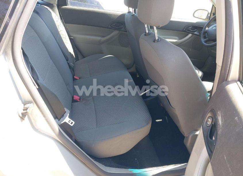 Photo 8 of 2005 Ford Focus ZX5 (VIN 3FAFP37N25R117732)