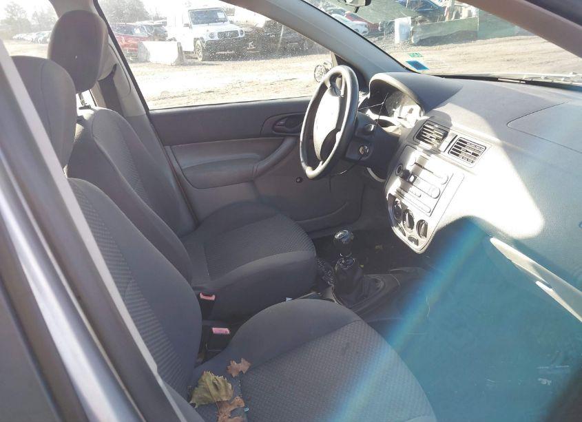 Photo 5 of 2005 Ford Focus ZX5 (VIN 3FAFP37N35R132580)