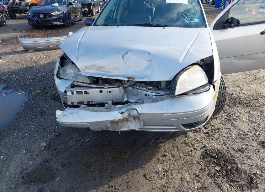 Photo 6 of 2005 Ford Focus ZX5 (VIN 3FAFP37N35R132580)