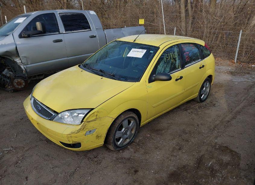 Photo 2 of 2005 Ford Focus ZX5 (VIN 3FAFP37N45R152319)