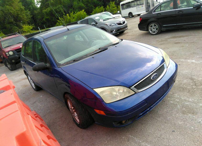 2005 Ford Focus ZX5 (VIN 3FAFP37N55R151731) main photo