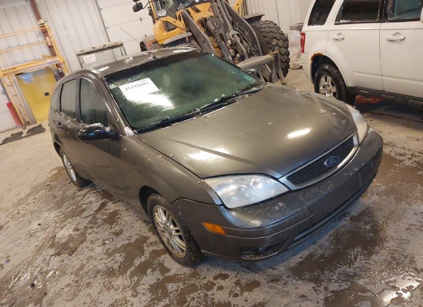 2005 Ford Focus ZX5 (VIN 3FAFP37N65R127003) main photo