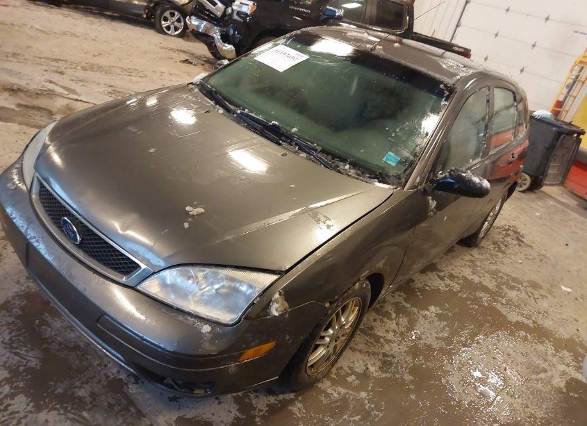 Photo 2 of 2005 Ford Focus ZX5 (VIN 3FAFP37N65R127003)