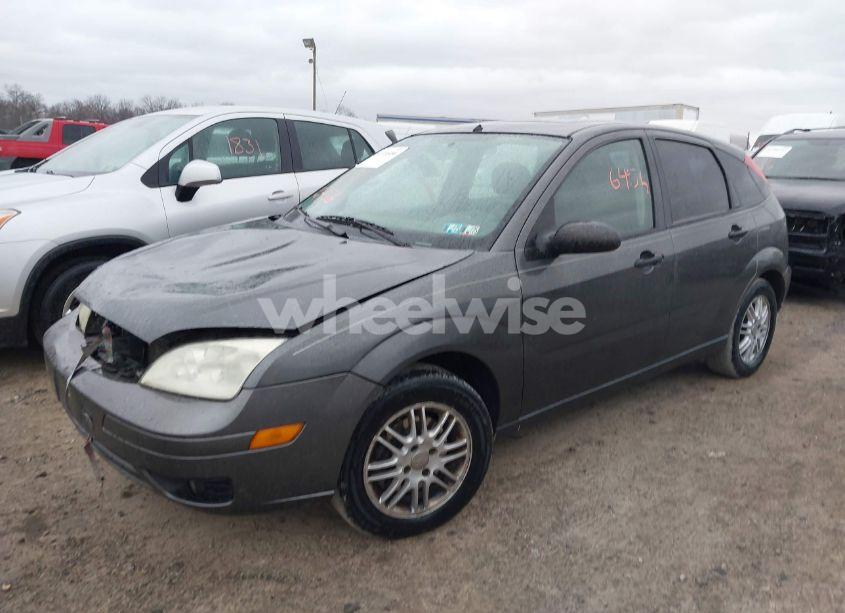 Photo 2 of 2005 Ford Focus ZX5 (VIN 3FAFP37N95R111894)
