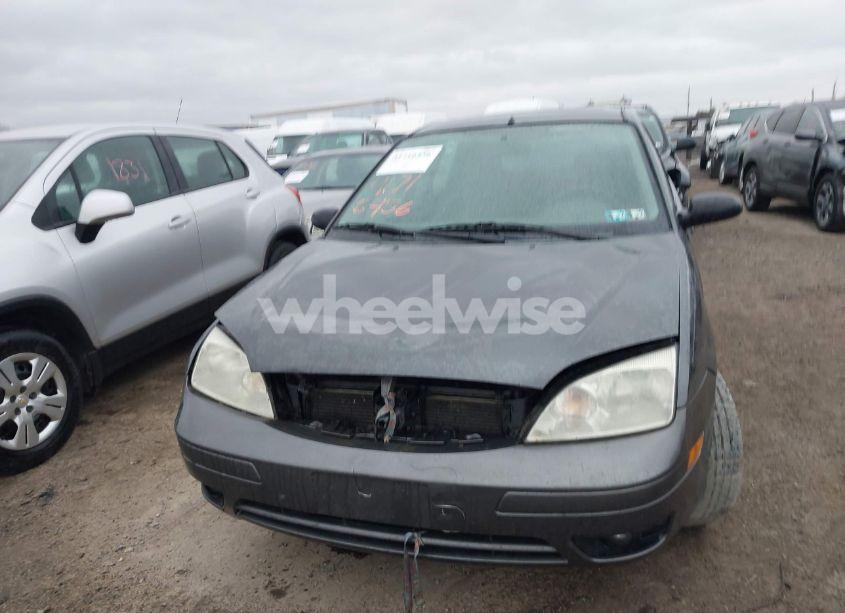 Photo 6 of 2005 Ford Focus ZX5 (VIN 3FAFP37N95R111894)