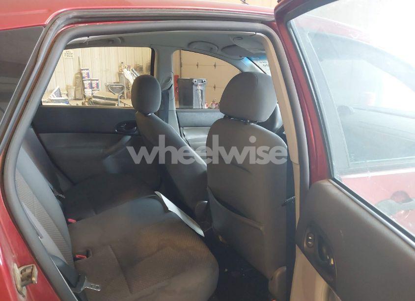 Photo 8 of 2005 Ford Focus ZX5 (VIN 3FAFP37NX5R109507)