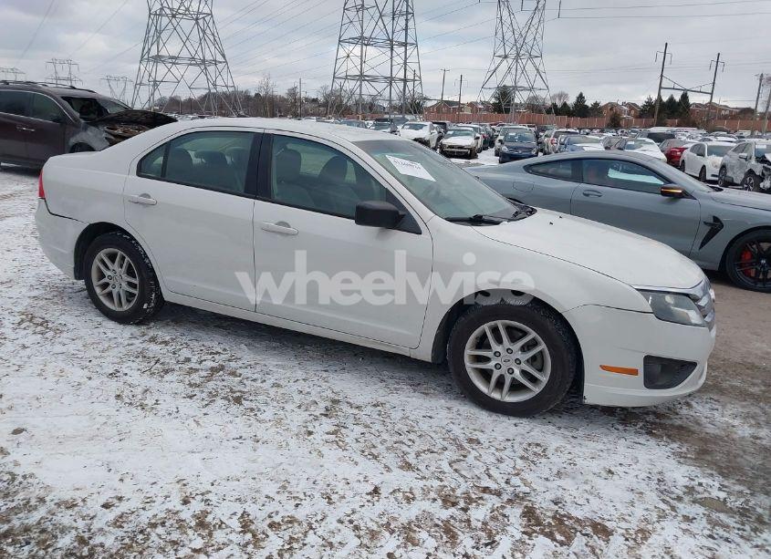 2010 Ford Fusion S (VIN 3FAHP0GA0AR271922) main photo