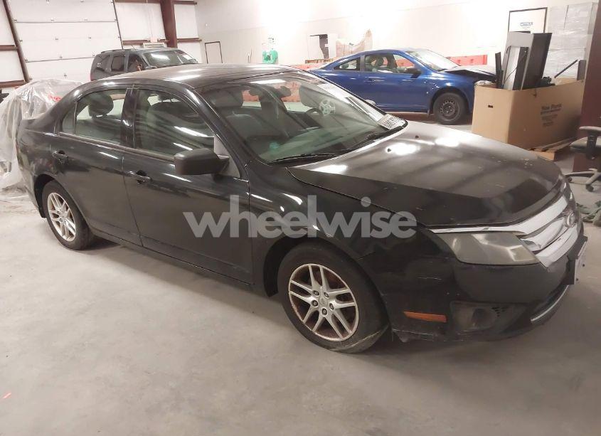 2011 Ford Fusion S (VIN 3FAHP0GA0BR112545) main photo