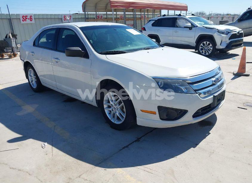 2012 Ford Fusion S (VIN 3FAHP0GA0CR137074) main photo