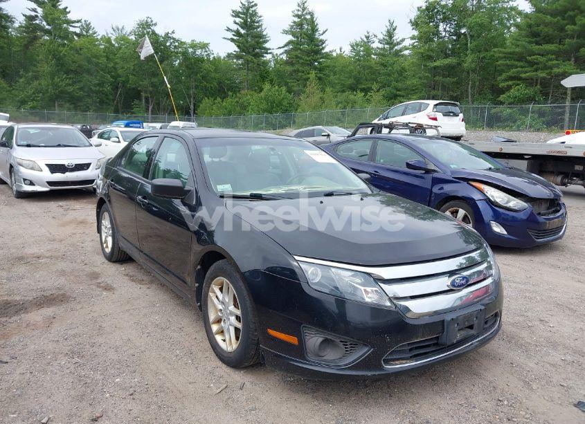 2012 Ford Fusion S (VIN 3FAHP0GA0CR153694) main photo