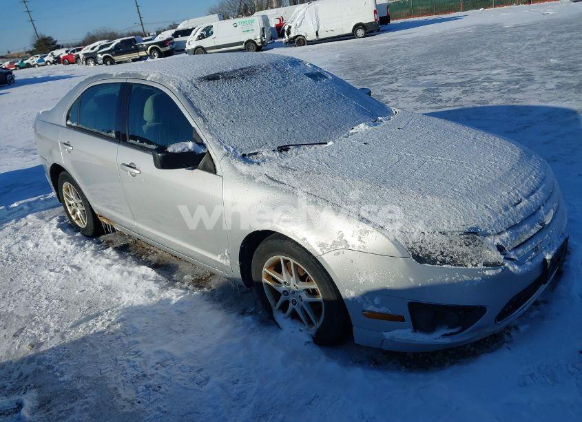 2010 Ford Fusion S (VIN 3FAHP0GA1AR198382) main photo