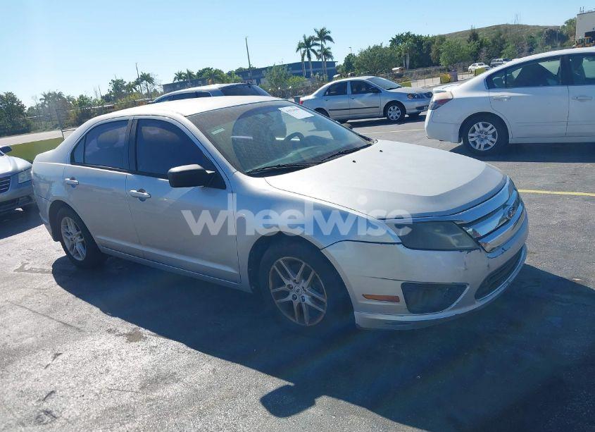 2011 Ford Fusion S (VIN 3FAHP0GA1BR316318) main photo