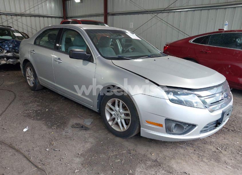 2012 Ford Fusion S (VIN 3FAHP0GA1CR347585) main photo