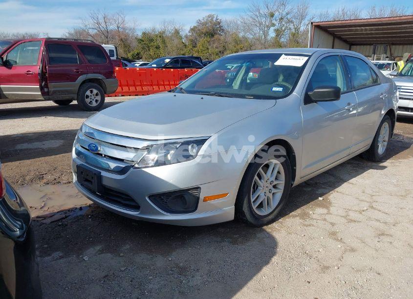 Photo 2 of 2011 Ford Fusion S (VIN 3FAHP0GA2BR210752)
