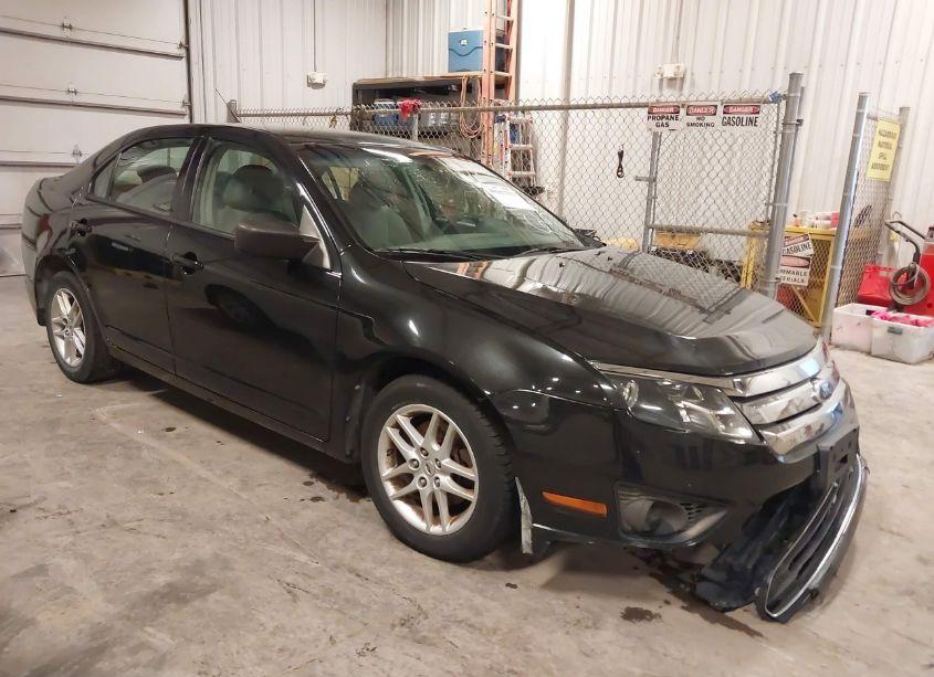 2010 Ford Fusion S (VIN 3FAHP0GA3AR286639) main photo