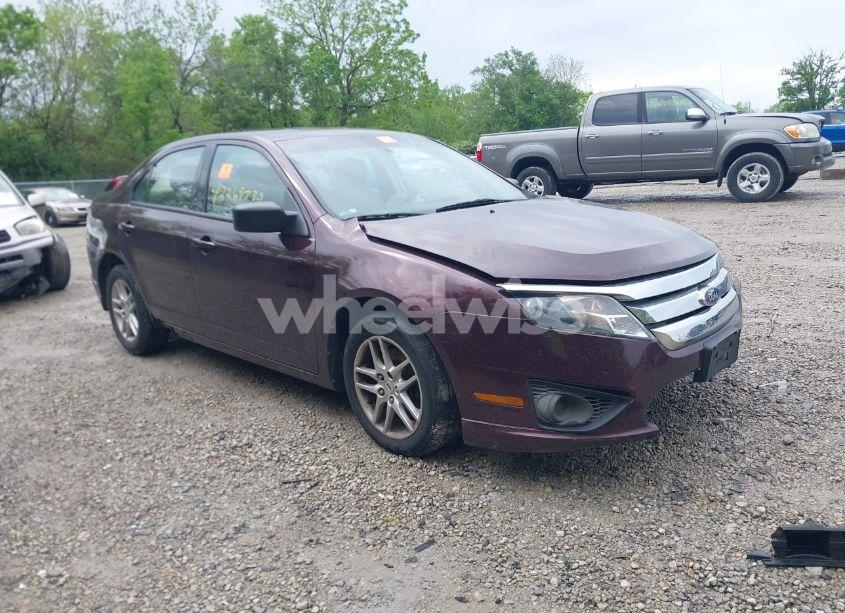2011 Ford Fusion S (VIN 3FAHP0GA3BR232176) main photo