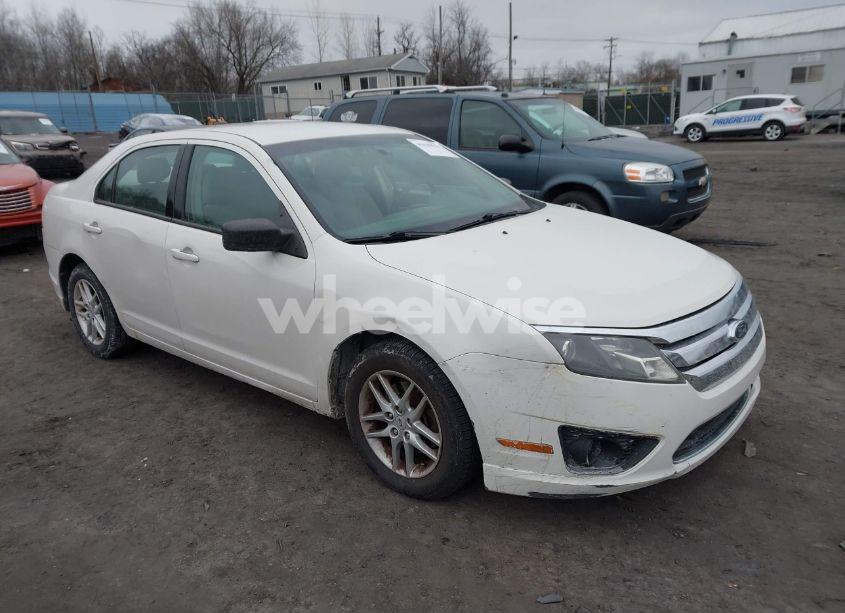 2012 Ford Fusion S (VIN 3FAHP0GA3CR209305) main photo