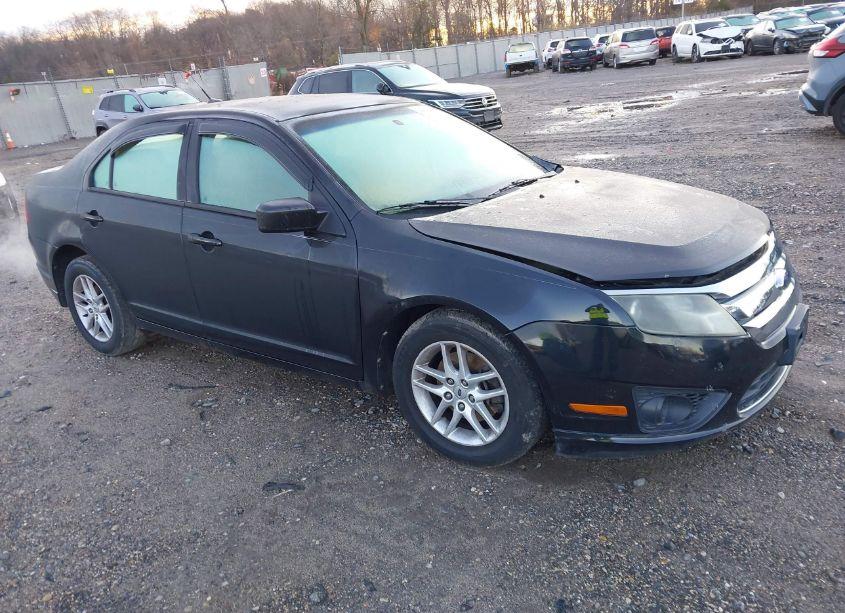 2010 Ford Fusion S (VIN 3FAHP0GA4AR152836) main photo