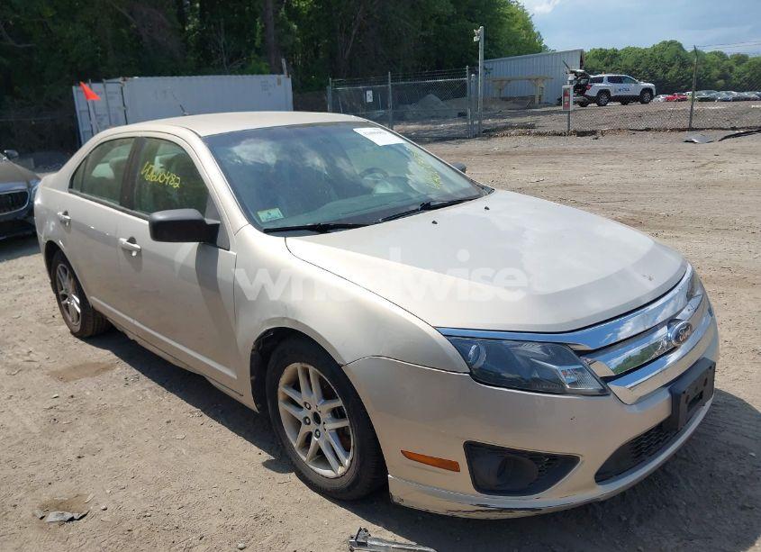 2010 Ford Fusion S (VIN 3FAHP0GA4AR370033) main photo