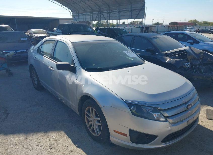 2011 Ford Fusion S (VIN 3FAHP0GA4BR121944) main photo