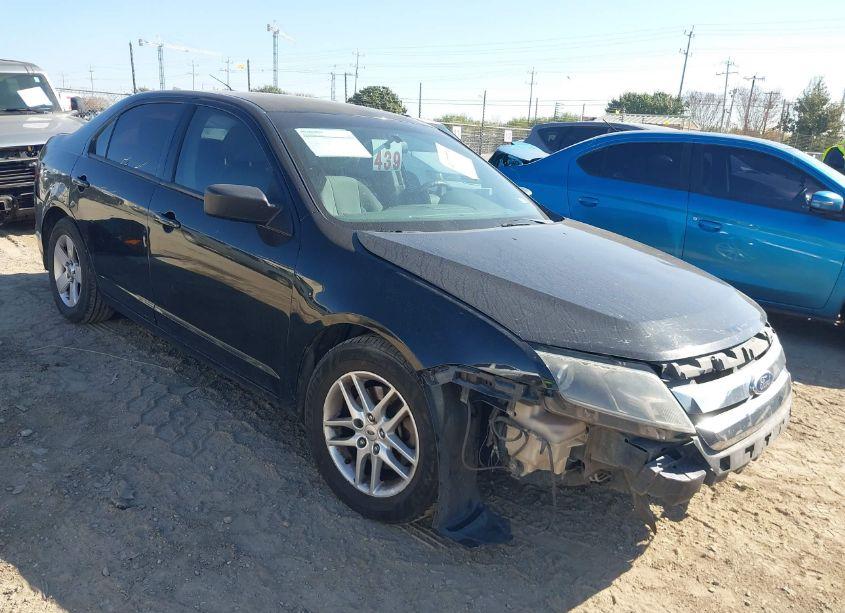 2011 Ford Fusion S (VIN 3FAHP0GA4BR210770) main photo